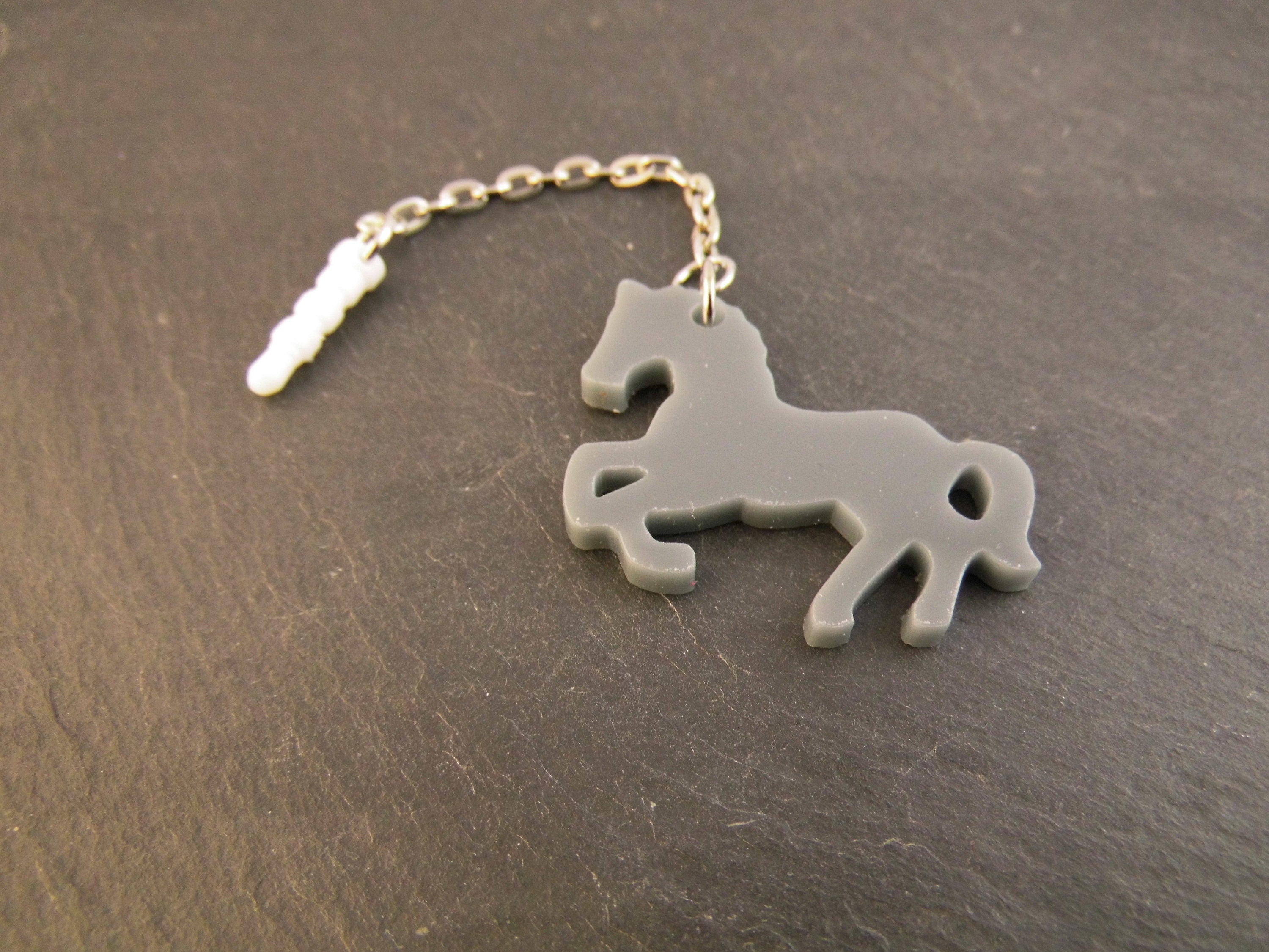Handyanhänger Pferd grau Acryl Handyschmuck Staubschutz